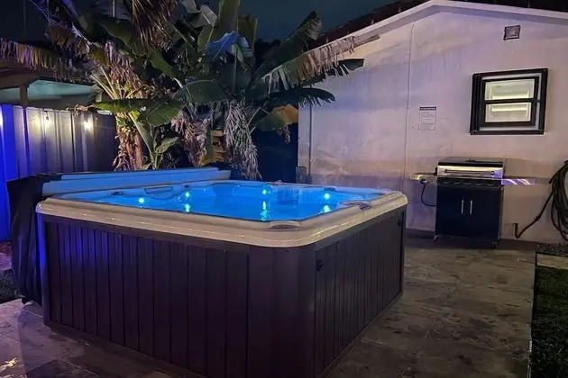 Great Location Private House Pool, Hot Tub, Patio w/ Fire Pit 3br/2ba - Spa