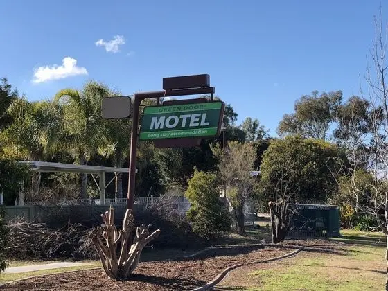 Green Door Motel - Dış Mekan