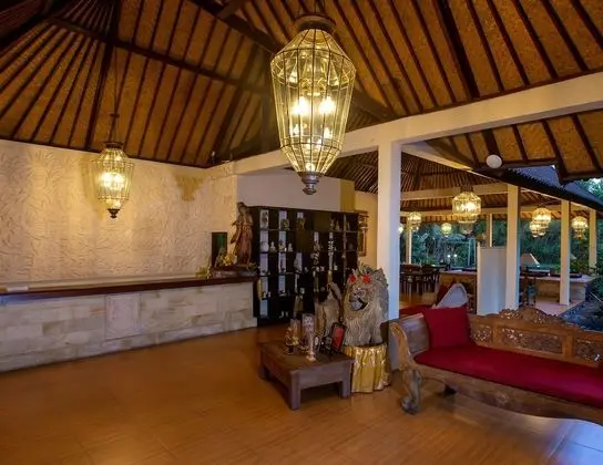 Green Field Hotel and Restaurant - CHSE Certified - Lobi