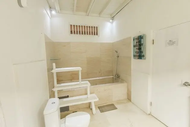 The Green Room Seminyak - Hostel - Banyo Tipleri