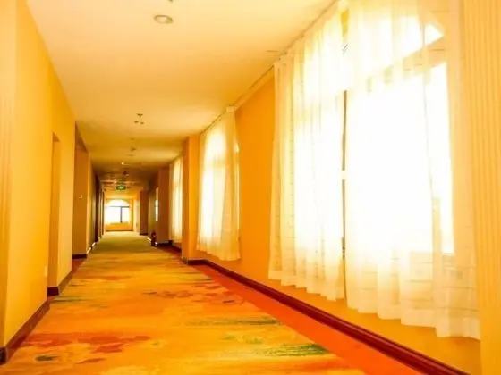 GreenTree Inn Qingdao Wuyishan Road JUSCO Shopping Mall Hotel - İç Mekan