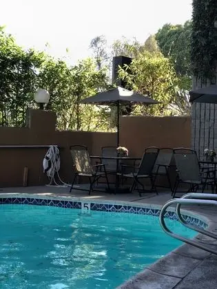 GreenTree Inn & Suites Alhambra - Havuz