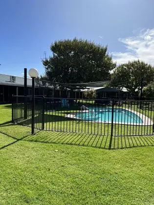 Greenways Holiday Units - Havuz
