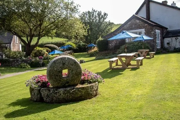 The Greyhound Inn & Hotel - Dış Mekan