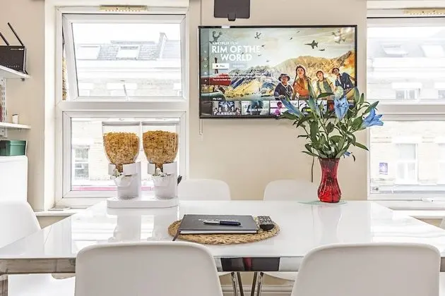 Greyhound Road Rooms