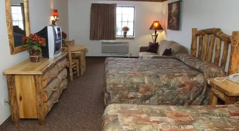 Grizzly Jack's Grand Bear Resort