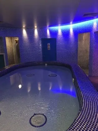 Ground Floor Apartment near GLA Airport - Spa