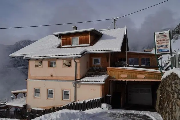 Group Holiday Home in Hippach With Dreamy Views - Dış Mekan
