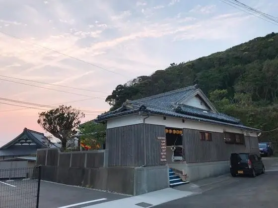 Guest House & Bar Diamond Head