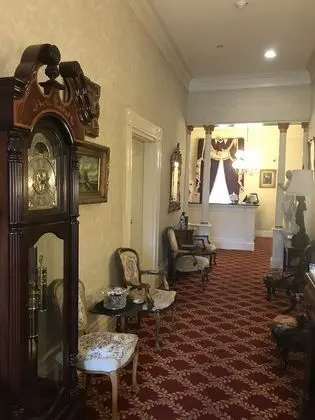 The Guest House Historic Mansion - Lobi