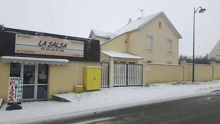 Guesthouse near Charles De Gaulle Airport - Dış Mekan