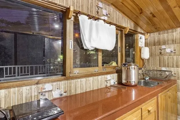 GuestHouser 1 BR Bed & Breakfast 83ac - Mutfak