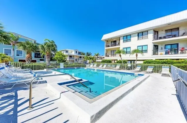 Gulf Breeze Ami-2bd-2ba-condo-private Beach Access-heater Pool-water Views From Every Window - Havuz