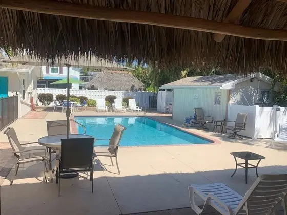 Gulf Breeze Bungalows - Havuz