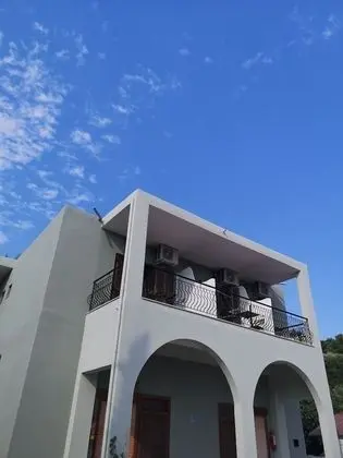 Gyalos Beach Front - Dış Mekan
