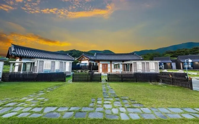 Gyeongju Onmaru Hanok Pool Villa
