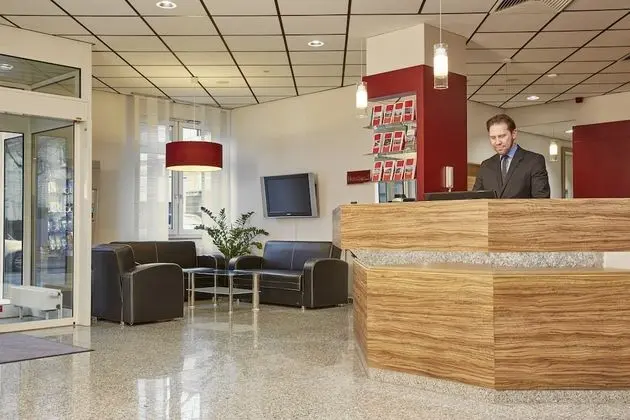 H+ Hotel Darmstadt - Lobi