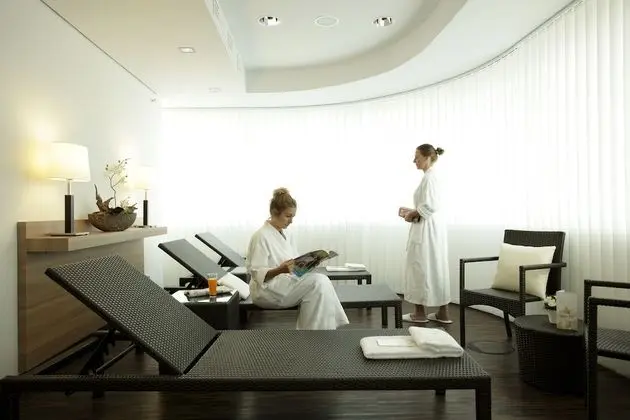 H4 Hotel Berlin Alexanderplatz - Havuz