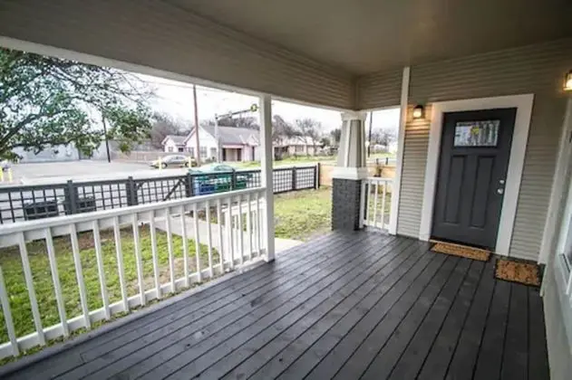 Hackberry St #B Renovated 2BR Near Downtown SA