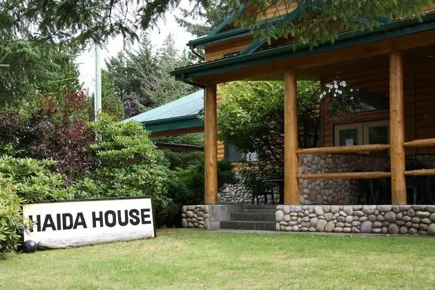 Haida House at Tllaal - Lobi