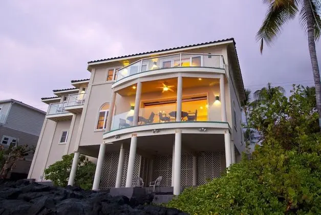 Hale Honu-oceanfront 4 Bedroom Home by RedAwning