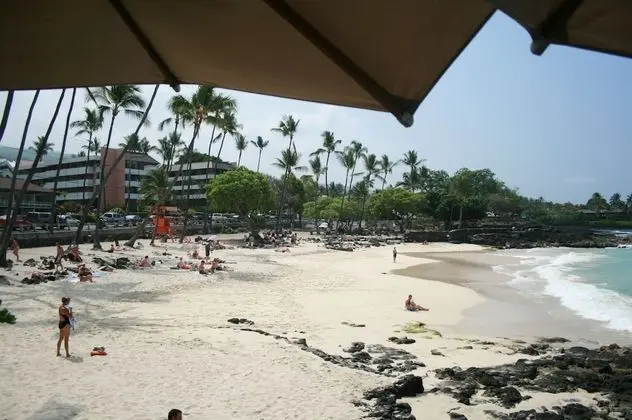 Hale Honu-oceanfront 4 Bedroom Home by RedAwning - Plaj