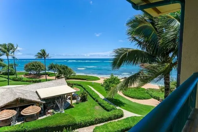 Hale Tiare 2 Bedroom Condo by Redawning