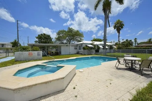 Hallandale Beach Apartments - Havuz