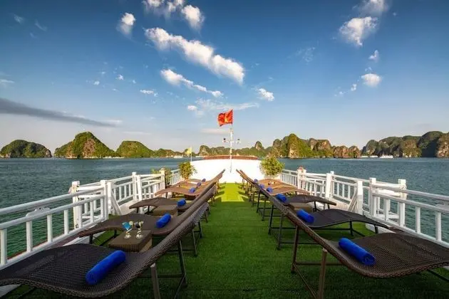 Halong Bay Cruise For Backpackers