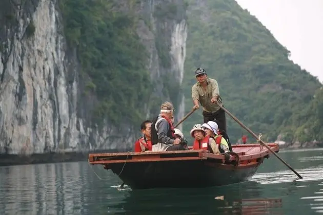 Halong Bay Cruise For Backpackers - Plaj