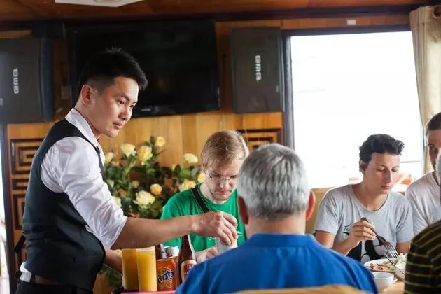 Halong Bay Cruise For Backpackers - Yerinde Yemek
