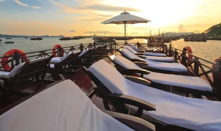 Halong Bay Deluxe Cruise Bungalow on Island - Dış Mekan