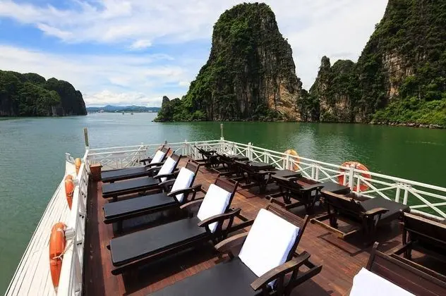 Halong Bay Deluxe Cruise Bungalow on Island - Yerinde Yemek