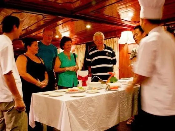 Halong Bay Overnight Cruise - Yerinde Yemek