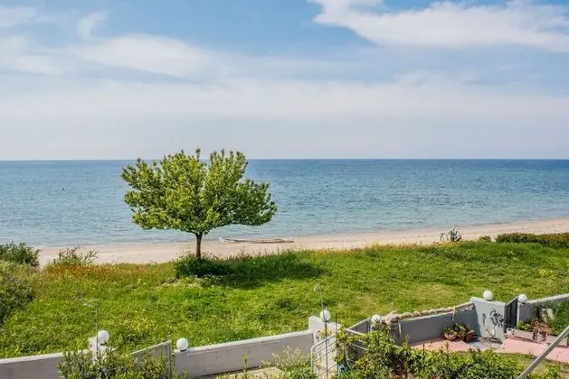 halu! Modern & Cozy Seafront Villa