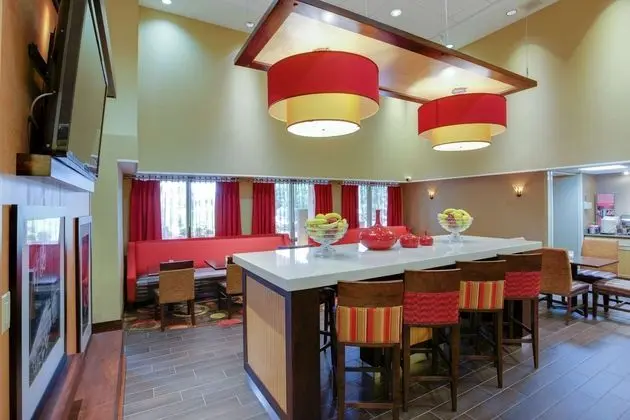 Hampton Inn Chester - Lobi
