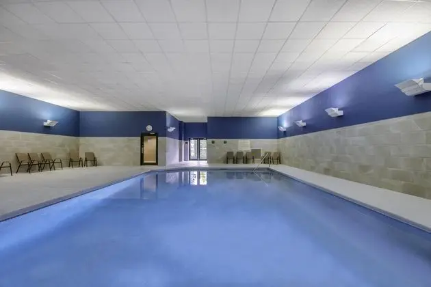Hampton Inn East Aurora - Havuz