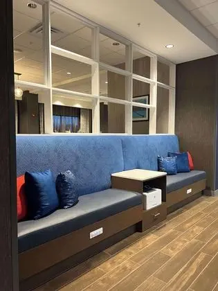 Hampton Inn Goddard - Lobi