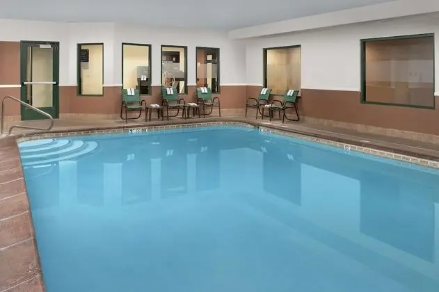 Hampton Inn Kansas City The Legends - Havuz