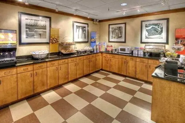 Hampton Inn Memphis-Poplar - Genel