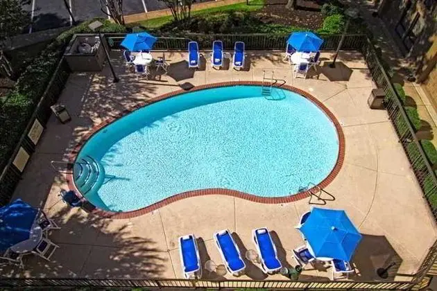 Hampton Inn Memphis-Poplar - Genel