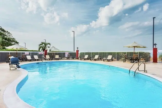 Hampton Inn Morehead City - Havuz