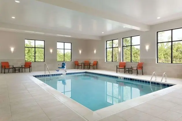 Hampton Inn North Olmsted Cleveland Airport - Havuz
