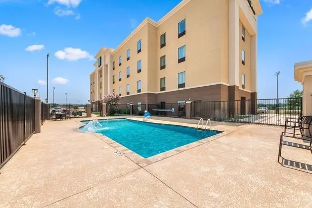Hampton Inn Pearsall - Havuz