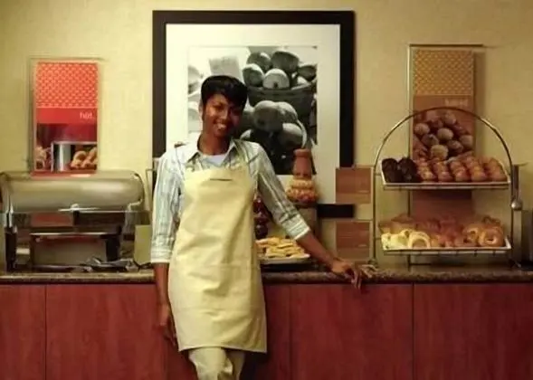 Hampton Inn and Suites Albany - Yerinde Yemek