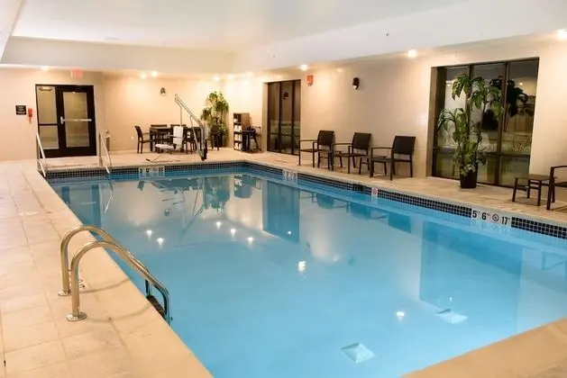 Hampton Inn & Suites Bay City - Havuz