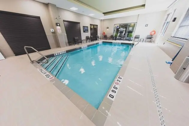 Hampton Inn and Suites Bolton - Havuz