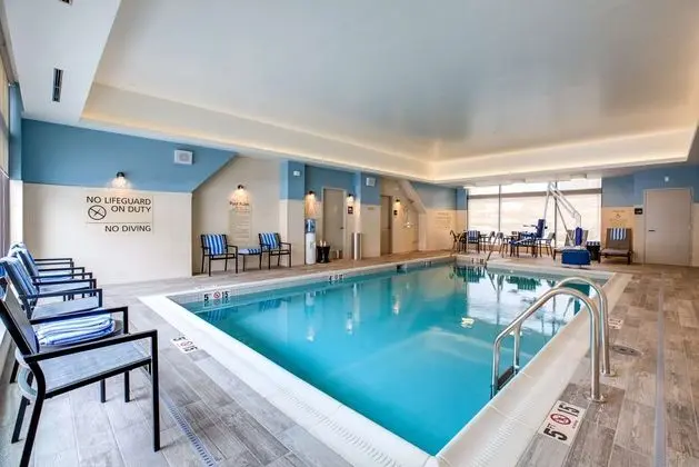 Hampton Inn & Suites Boston/Waltham, MA - Havuz