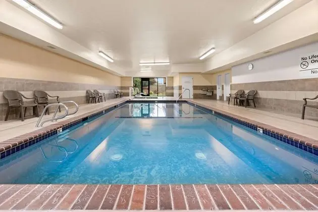 Hampton Inn & Suites Burlington - Havuz