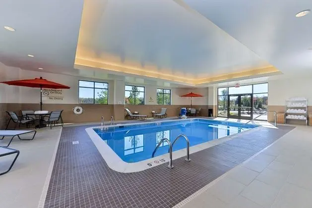 Hampton Inn & Suites California University - Havuz